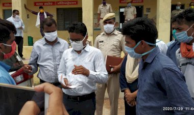 विधार्थीयों की समस्या के निदान की मांग को लेकर अभिभावकों ने जिला कलैक्टर को सौंपा ज्ञापन