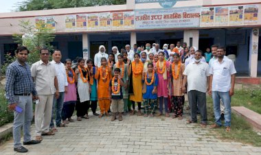 बच्चों का सम्मान फूलमाला एवं प्रतीक चिन्ह देकर किया