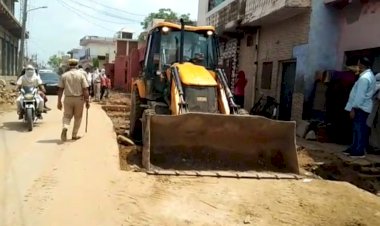 डीगकस्बे के धोबी मोड़ पर अधूरे पड़े सड़क निर्माण को पुलिस जाब्ता की मदद से किया पूरा, ब्रज चौरासी कोस के अंतर्गत परिक्रमा मार्ग का है मामला