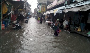 कस्बे के मुख्य नाले पर अतिक्रमण, जोरदार बारिश से सडके बनी दरियां