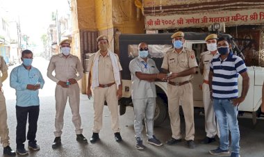 कोरोना फाइटर पुलिस प्रशासन को किया सैनिटाइजर का वितरण