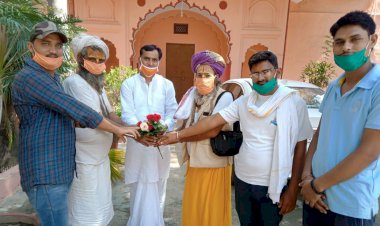 महामंडलेश्वर बिहारी दास महाराज ने महंत प्रकाश दास महाराज का भगवा साफा भेट कर अभिनंदन किया