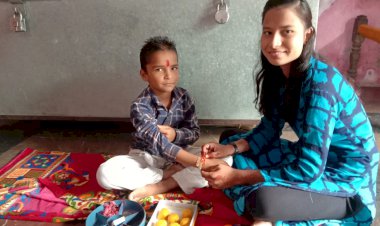 बहनों ने भाई की कलाई पर राखी बांधकर की दीर्घायु की कामना