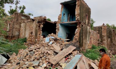 बारिश के दौरान दो मंजिला मकान धराशायी, महिला व दो पुत्रियां दबकर घायल, एक ने तोडा दम