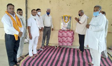 राम मंदिर मुहूर्त के उपलक्ष्य में लड्डू खिलाकर मनाई खुशियां