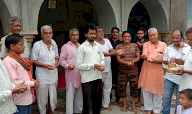 राम मंदिर मुहूर्त के उपलक्ष्य रामधुनी का आयोजन कर भाजपा कार्यकर्ताओ ने बांटे लड्डू