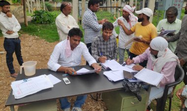 विधुत कनैक्शन आपके द्वार,कनैक्शन को आगे आ रहे ग्रामीण