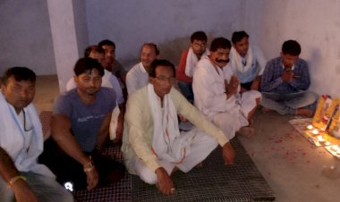 विश्व आदिवासी दिवस पर दीप प्रज्वलित कर आदिवासी नायकों को याद किया