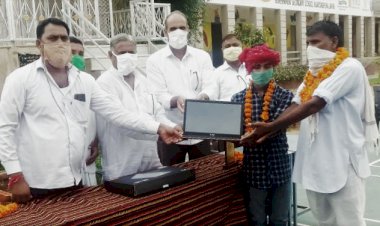 पूर्व विधायक ने छात्राओं को गार्गी पुरस्कार से किया सम्मानित