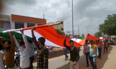 स्वतंत्रता दिवस पर नगर कस्बे में  निकाली 250 मीटर लंबे तिरंगे के साथ तिरंगा  यात्रा