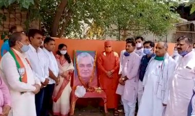 सांसद कार्यालय पर पूर्व प्रधानमंत्री अटल बिहारी वाजपेयी की पुण्यतिथि पर दी श्रदान्जली