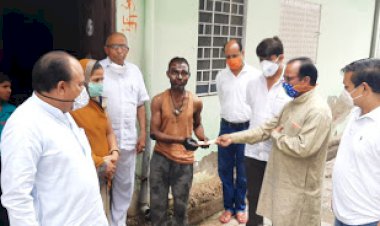 विधायक रामलाल शर्मा ने अग्निकांड पीड़ित परिवार के घर पहुँचकर आर्थिक सहायता प्रदान की