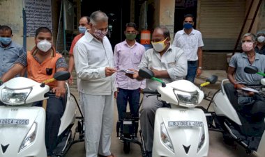 भीलवाड़ा विधायक विट्ठल शंकर अवस्थी ने 4  दिव्यांगों को  स्कूटी प्रदान की