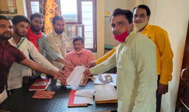 युवाओं की मांग रैणी तहसील पर खुले महाविधालय, उपखंड अधिकारी को मुख्यमंत्री के नाम सौंपा ज्ञापन