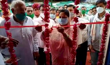 कस्बे में नगर पालिका चेयरमैन प्रीति अंबेश ने इंदिरा रसोई योजना का फीता काटकर किया शुभारंभ