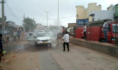 चलती गाड़ी में अचानक लगी आग, फायर बिग्रेड ने पाया आग पर काबू