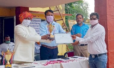 बेहतर विधुत सेवाओं के लिए सहायक अभियंता का किया सम्मान