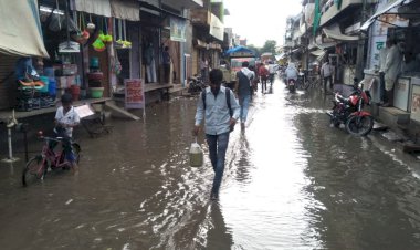 झमाझम बारिश के बाद मौसम हुआ सुहाना, सब्जी मंडी व बाजारों में भरा पानी