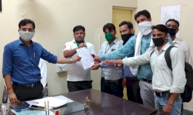 वेतन वृद्धि की मांग को लेकर मंत्रालयिक कनिष्ठ सहायकों ने सौपा एसडीएम को ज्ञापन