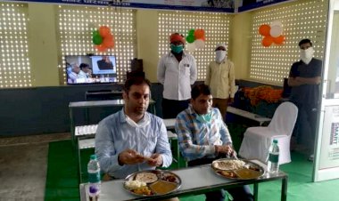 रिमझिम वर्षा के दौरान जिला कलक्टर पीयुष समारिया ने किया इंदिरा रसोई योजना का शुभारम्भ