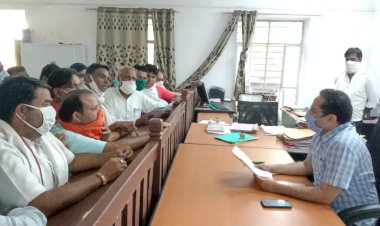 भारतीय जनता पार्टी कार्यकर्ताओं ने उपखंड अधिकारी को  ज्ञापन देकर पट्टिका लगाने को लेकर  विधायक का पुतला जलाकर  किया विरोध