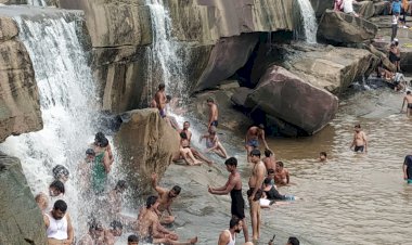 मौसम हुआ सुहाना, झरनों पर उमडी सैलानीयों की भीड