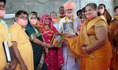 कोरोना योद्धाओं का साफा व फूल माला पहनाकर किया सम्मान