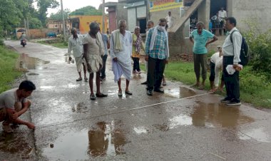 सड़क मार्ग पर हो रहे अतिक्रमण को तहसीलदार द्वारा गठित टीम ने किया चिन्हित