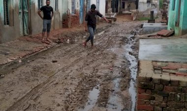 आम रास्ते में जलभराव एवं कीचड से ग्रामींण परेशान
