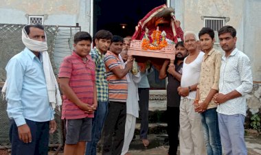 कोरोना गाईडलाइन की पालना करते हुए निकाला ठाकुर जी का ढोल