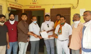 विद्युत बिलों में लगातार हो रही बढ़ोतरी को लेकर भाजपा कार्यकर्ताओं ने कनिष्ठ अभियंताओं को ज्ञापन सौंपा अशोक गहलोत की तस्वीर जलाकर किया बहिष्कार