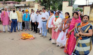 फ्यूल चार्ज बढ़ाने,स्थाई शुल्क व यूनिट की रेट बढ़ाकर बिजली के बिलों में भारी बढ़ोतरी करने के विरोध मे मुख्यमंत्री के नाम सौपा ज्ञापन