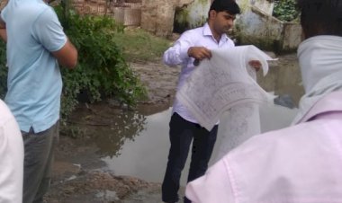 उपखंड अधिकारी ने पशु चिकित्सालय के सामने भरे गंदे पानी की  निकासी के दिए निर्देश