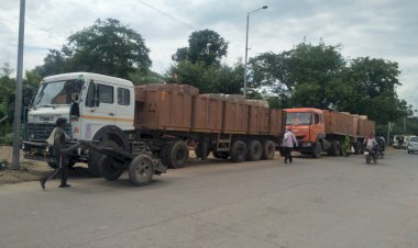 अवैध खनन सामग्री से भरे दो ट्रेलर पकडे