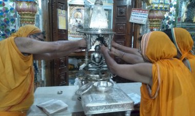 क्षमा वीर का आभूषण है अपने से बड़ों के चरण स्पर्श कर लोगों ने मांगी गलतियों के लिए क्षमा