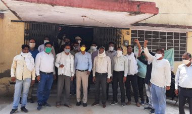 वेतन कटौती के विरोध में मुख्यमंत्री के नाम उपखंड अधिकारी को सौंपा ज्ञापन, 16 दिन के वेतन को शीघ्र लौटाने की मांग