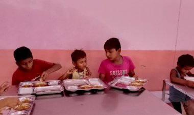 इंदिरा रसोई योजना पर भामाशाह चौधरी उदय वीर सिंह द्वारा गरीब बेसहारा लोगों को निशुल्क भोजन कराया गया