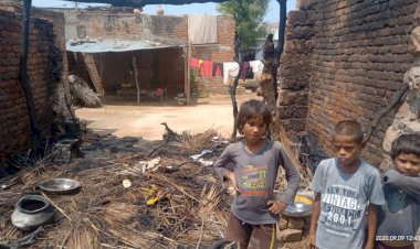 छप्परपोश घर में अचानक लगी आग, सब कुछ हुआ खाक