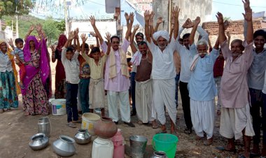 पानी की समस्या को लेकर ग्रामीणों ने खाली बर्तन लेकर सड़क पर किया प्रदर्शन