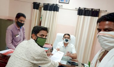 विभिन्न मांगों को लेकर नगर परिषद आयुक्त को सौंपा ज्ञापन