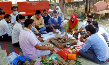 वेतन विसंगती समझौते को लागू नही करने को लेकर सदबुद्धि यज्ञ का आयोजन
