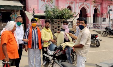 भाजपा कार्यकर्ताओ ने कपड़े के थैले बाँट कर लोगों को किया जागरूक