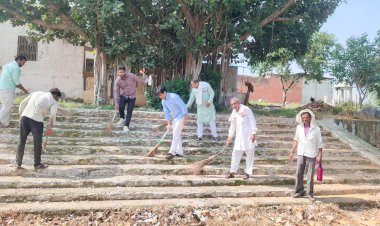 भाजयुमो कार्यकर्ताओं ने सेवा सप्ताह के अंतर्गत मंदिर में की साफ-सफाई