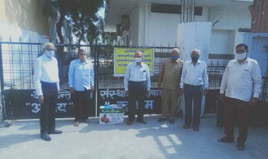 वरिष्ठ नागरिक मंच भीलवाड़ा के सदस्यों ने व्रद्ध आश्रम पहुचायें फल, मास्क एवं सेनेटेराइज