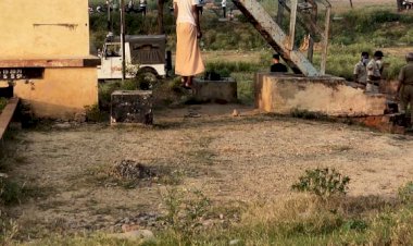 रेलवे स्टेशन के सिग्नल केबिन की सीढ़ियों पर फांसी का फंदा लगाकर अज्ञात साधु ने आत्महत्या की