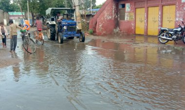 बारिश के बाद सड़क पर जमा हुआ पानी, वाहन चालक हुए परेशान
