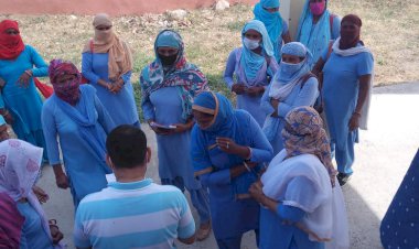 आशा सहयोगनियों ने अपनी मांगों को लेकर कार्य बहिष्कार का ज्ञापन चिकित्सा अधिकारी को सौंपा