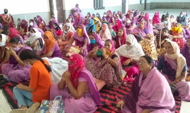 आंगनबाडी कार्यकर्ताओ की किचनगार्डन एवं आत्मा परियोजना की कार्यशाला में जमकर उड़ी सोशल डिस्टेंसिग के नियमो की धज्जियां