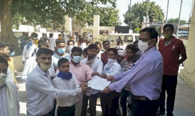 दलित छात्रा की दुष्कर्म के बाद हत्या के विरोध में प्रदर्शन कर सौंपा ज्ञापन