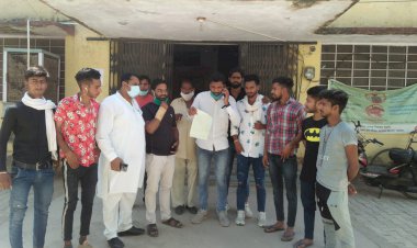 हाथरस में हुए दुष्कर्म मामले मे हत्यारों को फांसी की सजा देने की मांग को लेकर अंबेडकर विचार मंच के सदस्यों ने एसडीएम को राष्ट्रपति के नाम सौंपा ज्ञापन